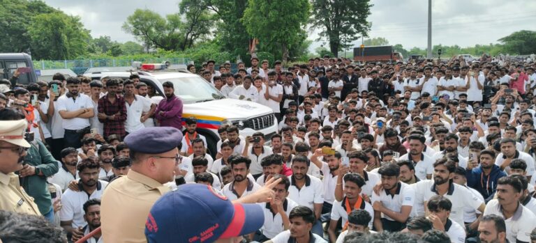 ‘कमवा आणि शिका’ योजनेतील प्रशिक्षणार्थी ट्रेनी कामगारांनी मांडले बजाज ऑटो समोर ठिय्या आंदोलन…