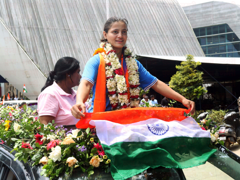 CWG ज्युदो सुवर्णपदक विजेती अस्मिता डे यांचे महाराजा बीर बिक्रम विमानतळावर जल्लोषात स्वागत